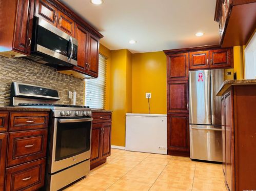122-27 Lucas St, Jamaica, NY 11413-1044