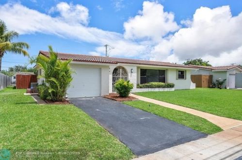 2211 40th Ave, Hollywood FL  33021-4365 exterior