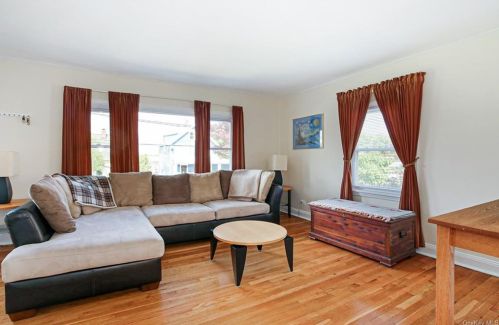 16 Pinebrook Rd, New Rochelle, NY 10801-1308