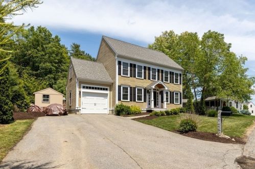 76 Cedar St, Amesbury, MA 01913-1804