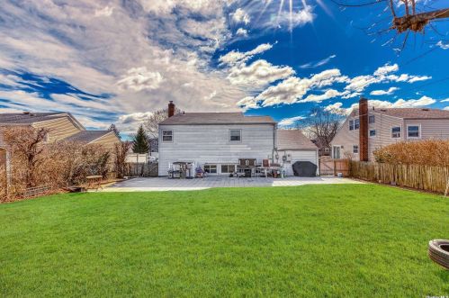 23 Corona Dr, Bethpage NY  11714-4547 exterior