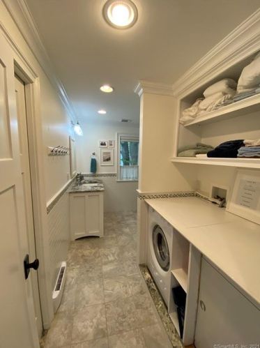 24 Middlefield St, Groton CT  06340-8826 exterior