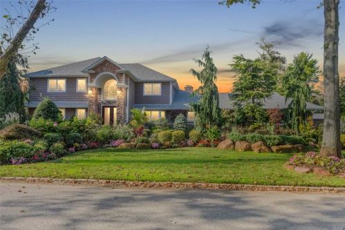 155 Dolphin Dr, Woodsburgh, NY 11598-1813