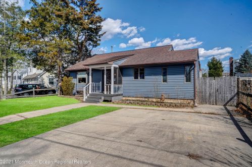 26 Lagoon Dr, Bricktown, NJ 08723-5785