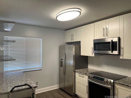 524 208 Dr, Hollywood FL 33029-2198 exterior