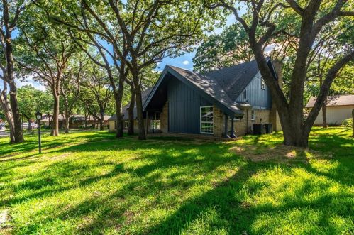 1801 Green Oaks Dr, Irving, TX 75061-2138