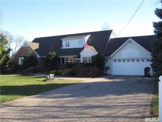 23 Davison Ln, West Islip NY  11795-5203 exterior