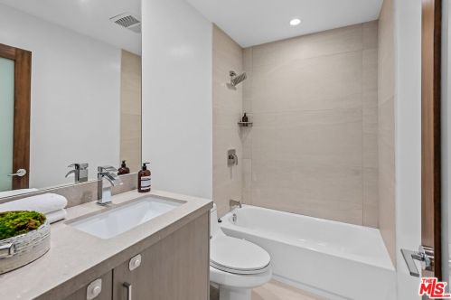 3423 Scadlock Ln, Van Nuys CA  91403-4915 exterior
