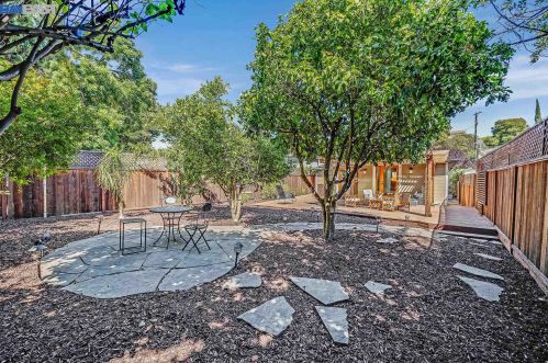 2255 Courtland Ave, Oakland CA 94601-4707 exterior