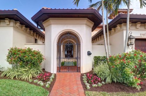 301 Bayview Dr, Saint Petersburg, FL 33704-2430
