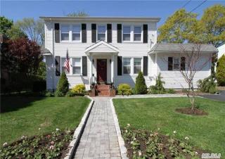 8 Raymond Ct, Garden City NY  11530-4712 exterior