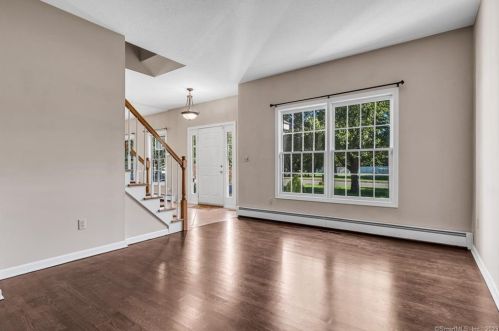 19 Fairlawn Dr, Wallingford CT 06492-2588 exterior