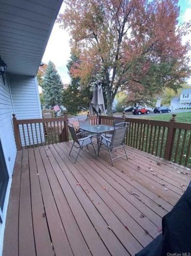 28 Larch Ct, Fishkill NY  12524-2627 exterior