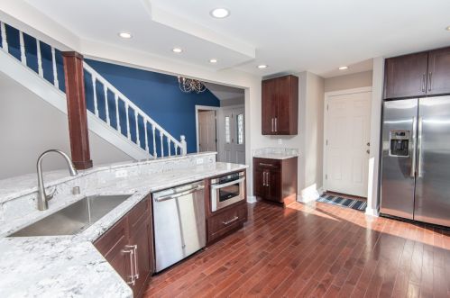 208 Pine Ter, Oconomowoc, WI 53066-2884