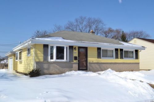 3275 98th St, Milwaukee, WI 53227-4211