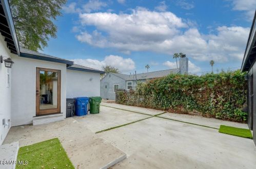 14363 Collins St, Van Nuys CA 91316-1030 exterior