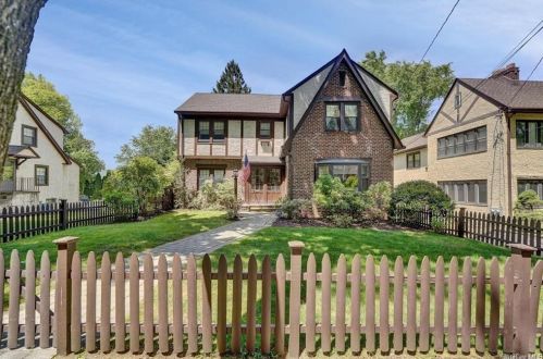 390 Collins Ave, Mount Vernon, NY 10552-1002