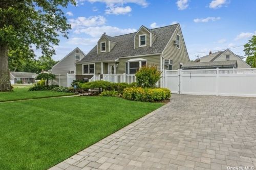 975 Alan Dr, North Wantagh, NY 11793-1041