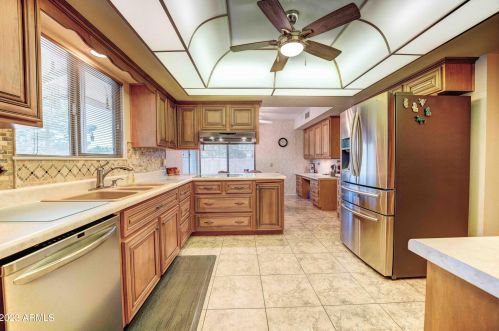 9501 Brokenstone Dr, Sun City, AZ 85351-2417