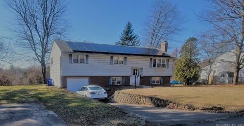 147 Taft Ln, Windsor Locks, CT 06096-2721