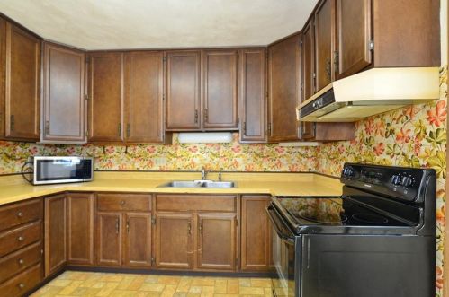 23 Rosemont Ave, Cumberland, RI 02864-7518