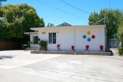 920 Patrick Dr, Pinole, CA 94564-2635