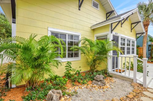 827 Selkirk St, West Palm Beach, FL 33405-3137