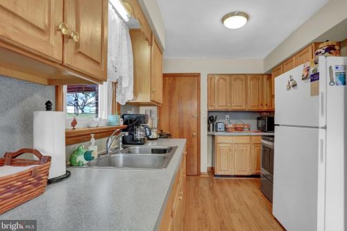 20 Lincoln Dr, Hanover PA 17331-4906 exterior