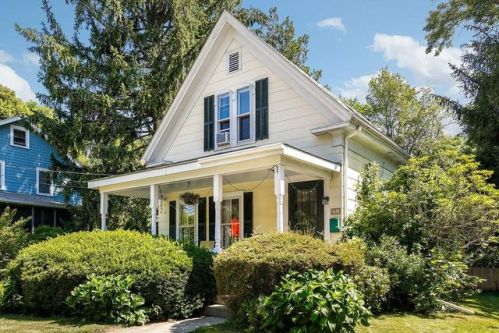 47 Marion St, Natick, MA 01760-3641