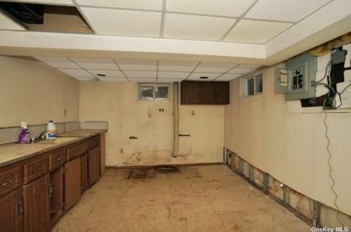 3 Revere Dr, Floral Park NY  11001-2814 exterior