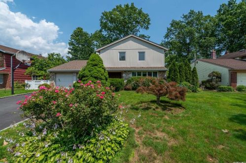 96 Nottingham Rd, New Hyde Park, NY 11040-2214