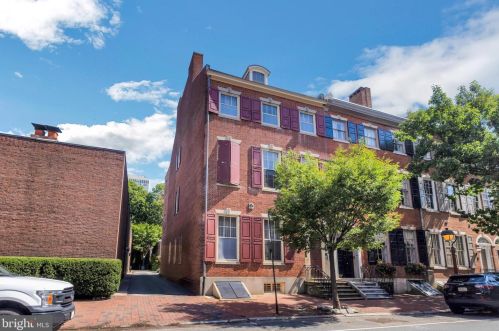 257 4th St, Philadelphia, PA 19106-3819