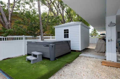 16 Corrine Pl, Key Largo FL 33037-4203 exterior