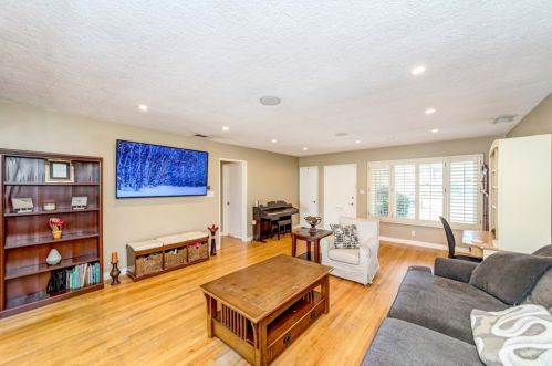 1740 Hickory Ave, Torrance CA 90503-7219 exterior