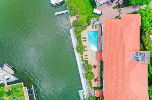 9101 Vanderbilt Dr, Naples FL 34108-2308 exterior