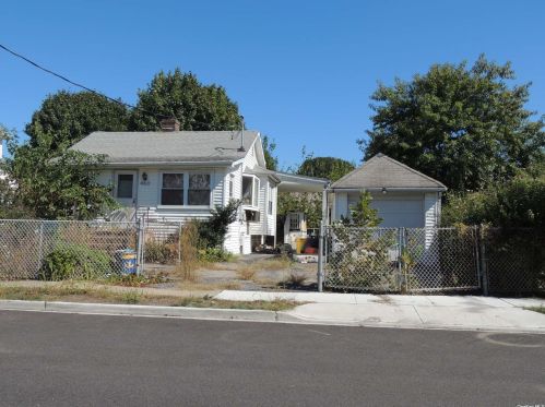 460 Horton Hwy, Williston Park, NY 11596-2215