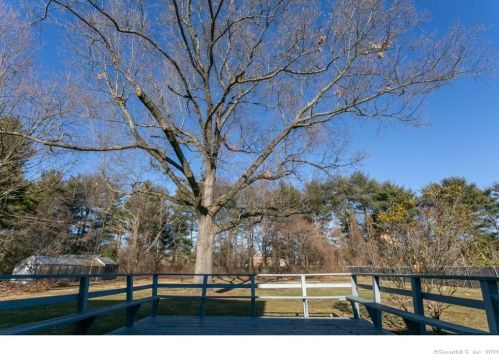 24 Hotchkiss Rd, Farmington CT  06032-2810 exterior