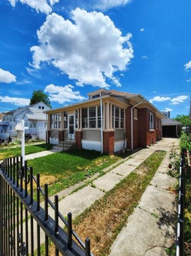 240 Gallatin St, Providence RI  02907-1906 exterior