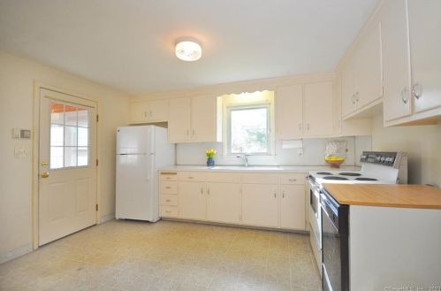 11 Hiram Ln, Bloomfield CT  06002-1224 exterior