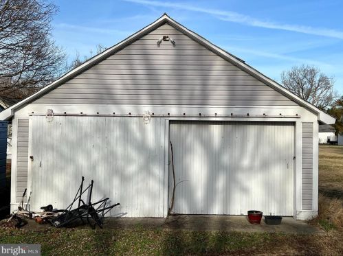 315 6th St, Laurel, DE 19956-1555
