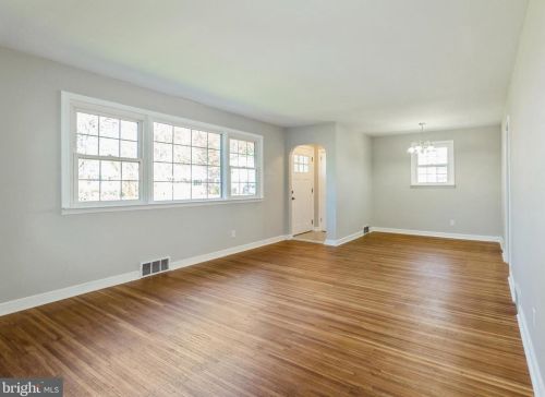 212 Edwards Ave, Barrington, NJ 08007-1232