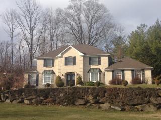 5 Old Pond Ln, Andover, NJ 07821-2046