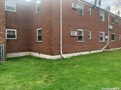 73-53 255th St, Floral Park, NY 11004-1133