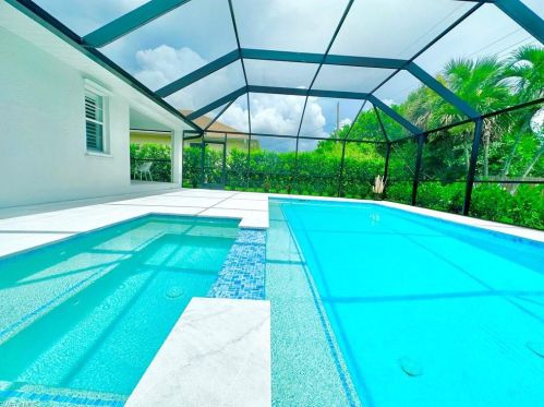 568 95th Ave, Naples FL  34108-2453 exterior