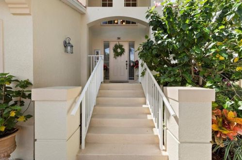 1054 Egrets Walk Cir, Naples, FL 34108-2408