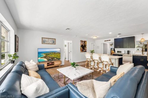 1483 13th Ave, Naples, FL 34102-3467