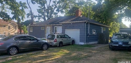 2 Rose St, Central Islip, NY 11722-2349