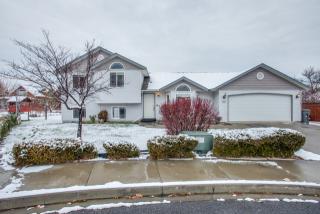 1208 Gossman Ln, Wenatchee, WA 98801-4210