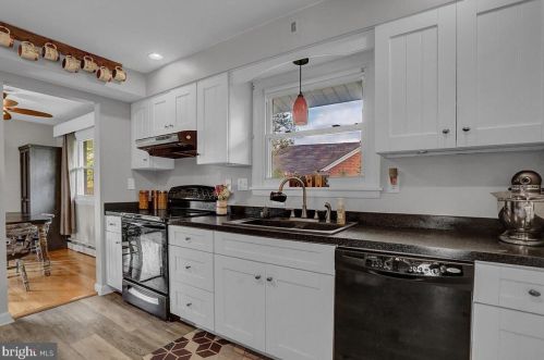 19 Columbia Dr, Camp Hill PA  17011-7636 exterior