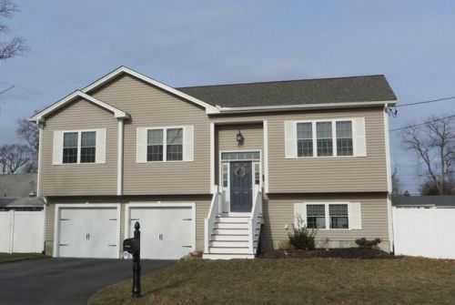 55 Dixie Ave, Warwick, RI 02889-1701